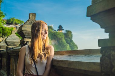 Genç kadın gezgin Pura Luhur Uluwatu Tapınağı, Bali, Endonezya yumuşak ışık.