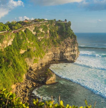 Kıyı şeridi cliff Pura Luhur Uluwatu Tapınağı, Bali, Endonezya doğal peyzaj.