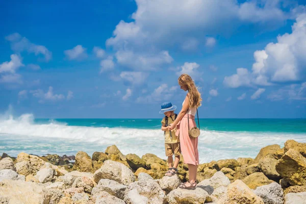 Viaggiatori Madre Figlio Piedi Sulla Spiaggia Melasti Con Acqua Turchese — Foto Stock