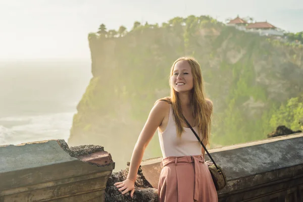 Unga Kvinnliga Resenär Vilar Stenmuren Pura Luhur Uluwatu Tempel Bali — Stockfoto