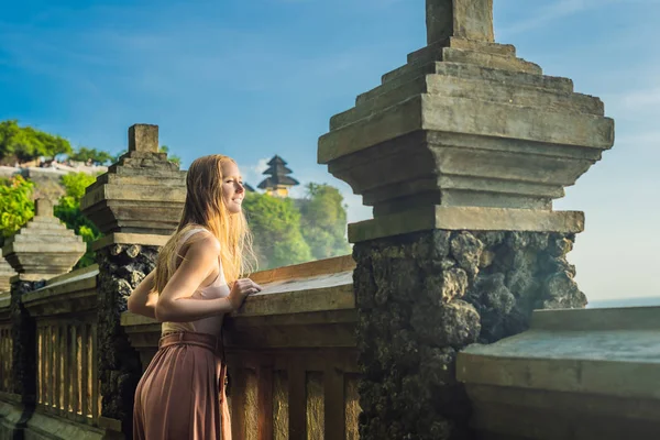 Mulher Nova Que Aprecia Vista Pura Luhur Uluwatu Temple Bali — Fotografia de Stock