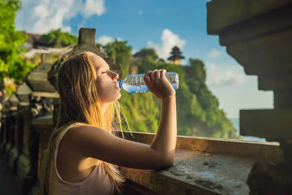 Mujer Joven Bebiendo Agua Botella Templo Pura Luhur Uluwatu Bali — Foto de Stock