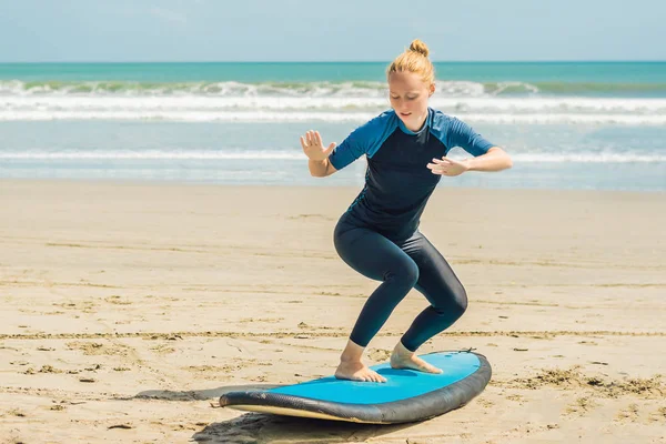 Junge Frau Trainiert Stehen Strand — Stockfoto