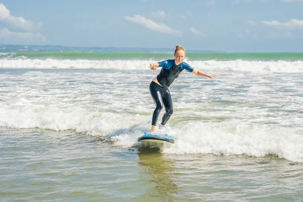 Junge Frau Surft Mit Blauer Anfängersurfe Meerwasser — Stockfoto