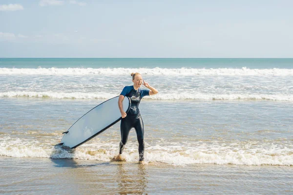 Молода Жінка Купальнику Серфінгом Початківців Йдуть Пляжі — стокове фото