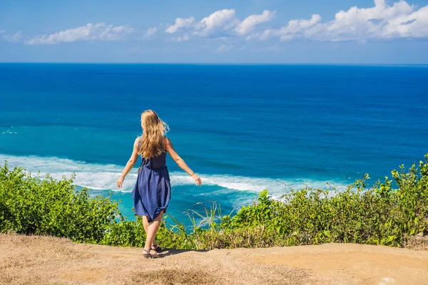 Νεαρή Γυναίκα Βράχο Πάνω Από Την Παραλία Άδειο Παράδεισο Της — Φωτογραφία Αρχείου