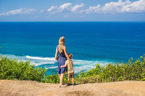 Madre Figlio Felice Sulla Scogliera Sopra Spiaggia Paradisiaca Vuota Nyang — Foto Stock