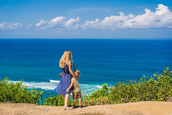 Madre Figlio Felice Sulla Scogliera Sopra Spiaggia Paradisiaca Vuota Nyang — Foto Stock