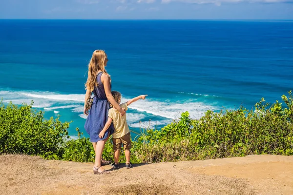 Madre Figlio Felice Sulla Scogliera Sopra Spiaggia Paradisiaca Vuota Nyang — Foto Stock