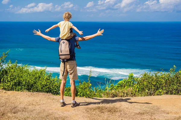 Padre Che Porta Figlio Sulle Spalle Sulla Scogliera Sopra Spiaggia — Foto Stock