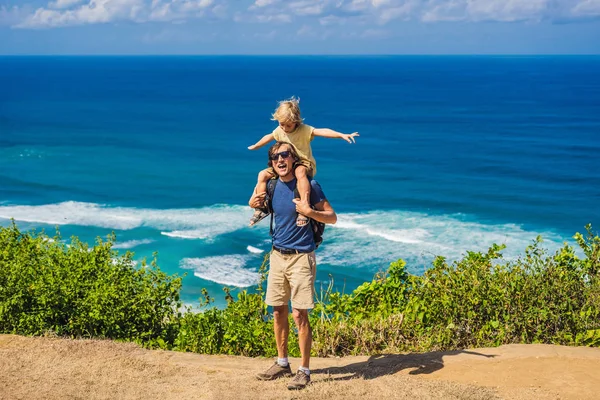 Padre Che Porta Figlio Sulle Spalle Sulla Scogliera Sopra Spiaggia — Foto Stock