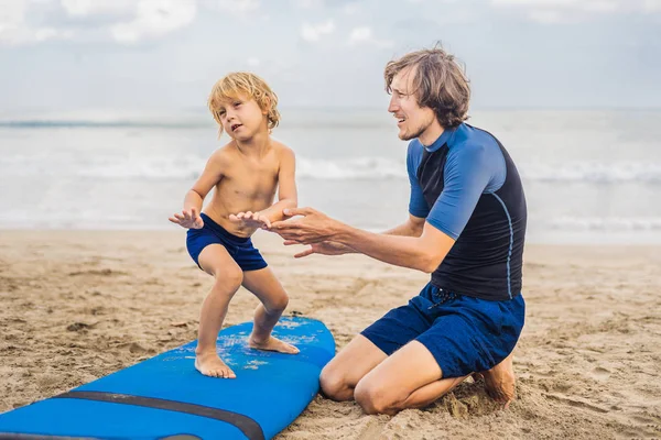 Padre Insegnare Piccolo Figlio Surf Sulla Spiaggia Sabbia Dal Mare — Foto Stock