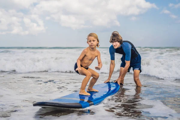 Padre Insegnare Piccolo Figlio Surf Sulla Spiaggia Sabbia Dal Mare — Foto Stock