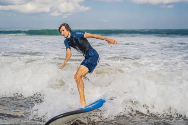 Genç Adam Deniz Suyu Bali Adası Üzerinde Sörf — Stok fotoğraf