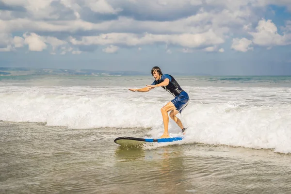 Junger Mann Surft Auf Meerwasser Auf Bali Insel — Stockfoto