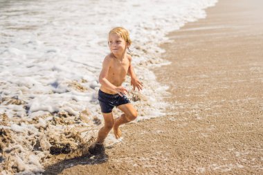 su sahilde oynarken çocuk