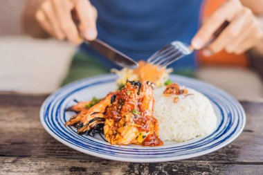 Izgara karides veya pilav ile deniz ürünleri yemek taze ızgara karides kapatın. Bali mutfak