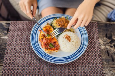 Pirinç ile kalamar ızgara. Bali dili mutfağı Endonezya