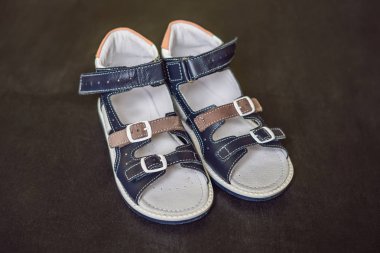 Karanlık yüzeyi kemer desteği ile yeni çocukça ortopedik sandalet.