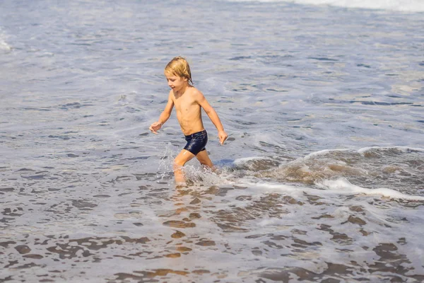 su sahilde oynarken çocuk