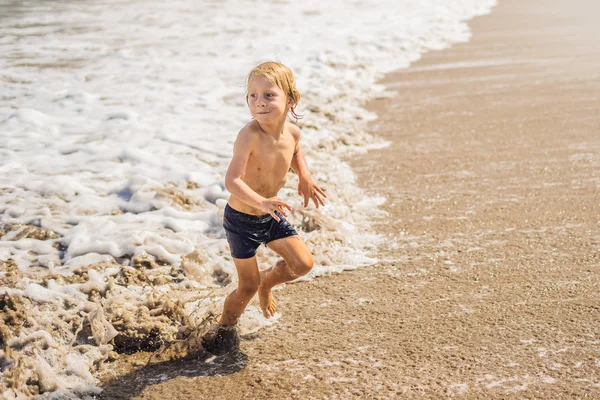 su sahilde oynarken çocuk