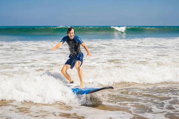 Młody Mężczyzna Początkujący Surfer Nauka Surfingu Morze Piany Wyspie Bali — Zdjęcie stockowe