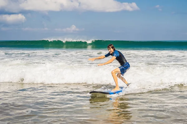 Mladý Muž Začátečník Surfař Naučit Surfovat Mořské Pěny Ostrově Bali — Stock fotografie