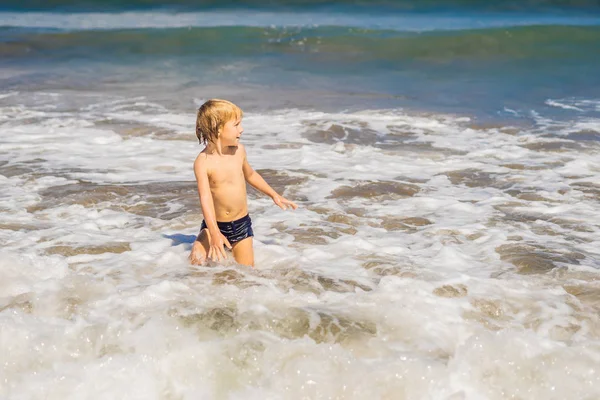 su sahilde oynarken çocuk