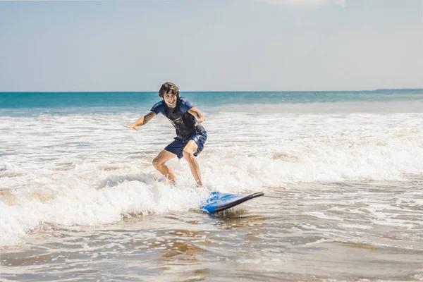 Mladý Muž Začátečník Surfař Naučit Surfovat Mořské Pěny Ostrově Bali — Stock fotografie