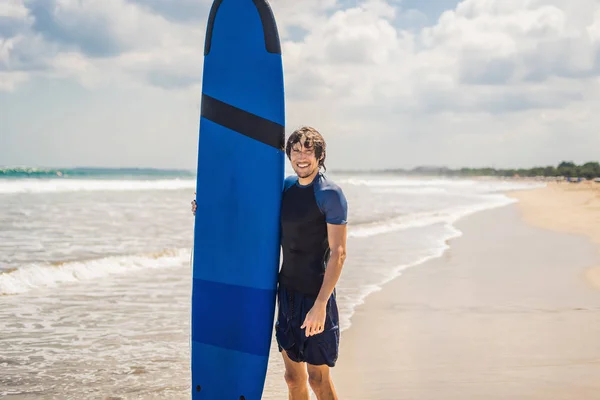 Людина Дошкою Серфінгу Посміхається Піщаному Пляжі — стокове фото