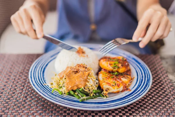 Кальмар гриль з рисом. Балійської кухні Індонезії — стокове фото