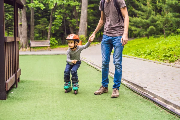 Papa bringt Sohn Rollerblade im Park bei — Stockfoto