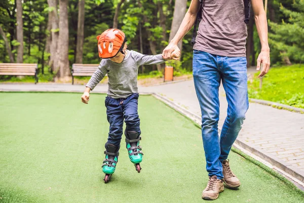 Papa bringt Sohn Rollerblade im Park bei — Stockfoto