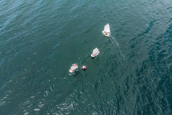 Gençler Akdeniz zümrüt denizde regatta yarışan küçük Yelkenli gemilerde hava uçak fotoğrafı