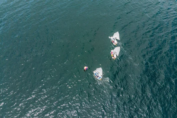 Gençler Akdeniz zümrüt denizde regatta yarışan küçük Yelkenli gemilerde hava uçak fotoğrafı