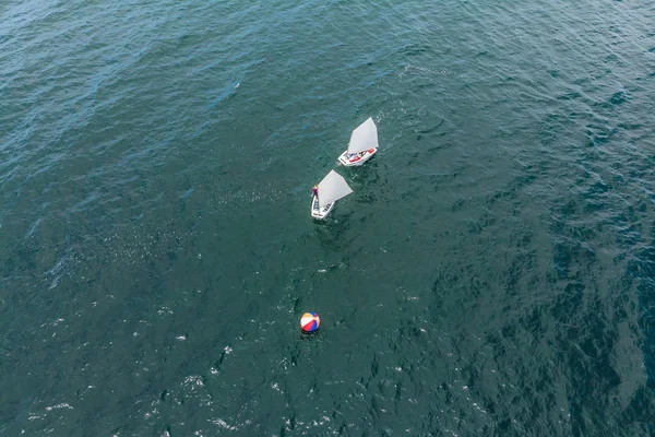 Gençler Akdeniz zümrüt denizde regatta yarışan küçük Yelkenli gemilerde hava uçak fotoğrafı