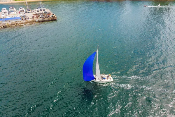 Regata de iates à vela. Iates e naves da série. foto de drone — Fotografia de Stock