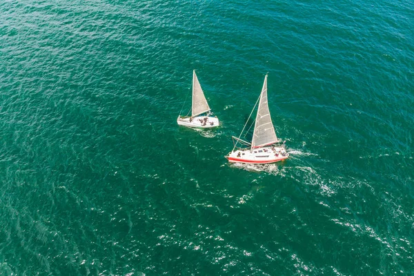 Regata de iates à vela. Iates e naves da série. foto de drone — Fotografia de Stock