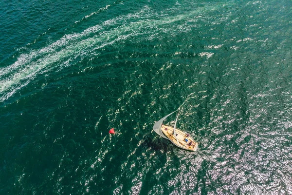 Jachten zeilregatta. Serie jachten en schepen. Foto uit drone — Stockfoto