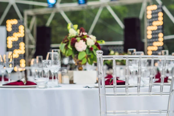 Decorazione tavola nuziale, servizio catering Set da tavola per una festa di eventi o un ricevimento di nozze — Foto Stock