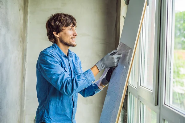 Mann Blauen Hemd Führt Fenstermontage Hause Durch — Stockfoto