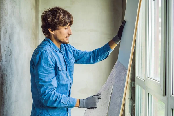 Mann Blauen Hemd Führt Fenstermontage Hause Durch — Stockfoto