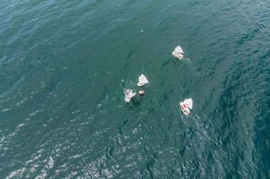 Gençler Akdeniz zümrüt denizde regatta yarışan küçük Yelkenli gemilerde hava uçak fotoğrafı