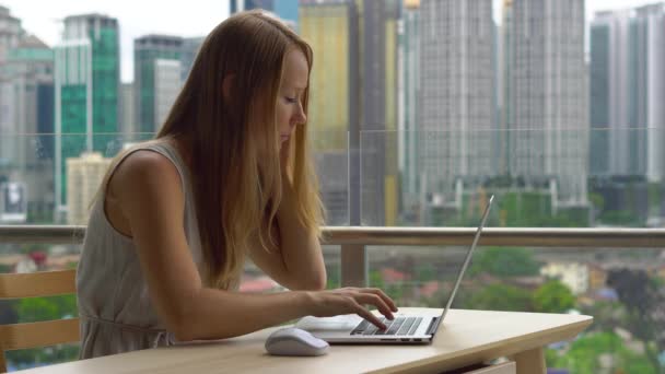 Joven Freelancer Trabaja Portátil Balcón Con Fondo Centro Ciudad Lleno — Vídeos de Stock