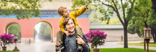 Papá e hijo son turistas en el fondo de las grandes puertas chinas. Viajar con niños en China concepto BANNER, FORMATO LARGO —  Fotos de Stock