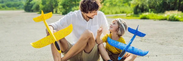 Felice Padre Figlio Seduto Giocare Con Aerei Giocattolo Campagna — Foto Stock