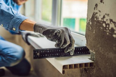 Koruyucu eldiven pencere montaj sırasında tutkal aracını kullanarak elinde Close-up.