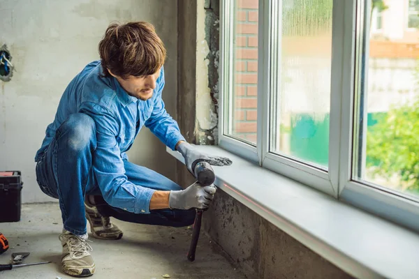 Мужчина Синей Рубашке Устанавливающий Окна Дома — стоковое фото