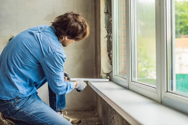 Uomo Camicia Blu Che Esegue Installazione Finestra Casa — Foto Stock