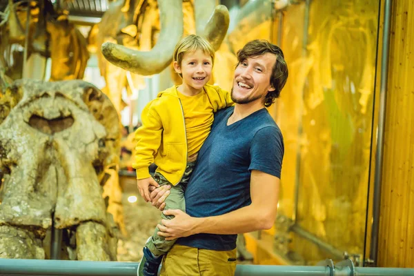 Πατέρας Και Αγόρι Βλέποντας Σκελετό Δεινοσαύρου Μουσείο — Φωτογραφία Αρχείου